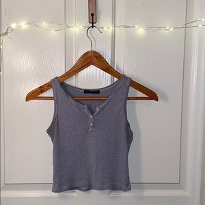 BRANDY MELVILLE HALF-BUTTON CROP TOP